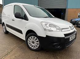 foto van een witte citroën berlingo